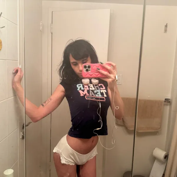 Photo 5 of Mia / Available 24/7