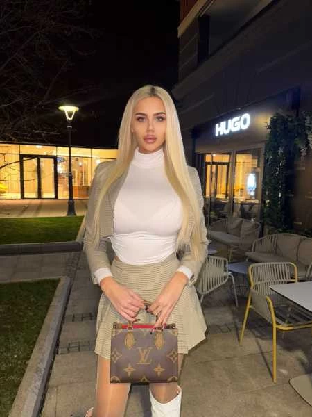 Photo 4 of TS Annie Giantess