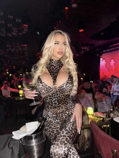 Photo 5 of TS Annie Giantess