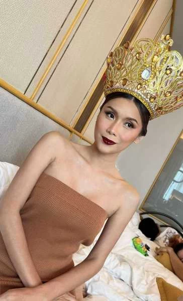 Photo 16 of Cute classy petite beauty Queen