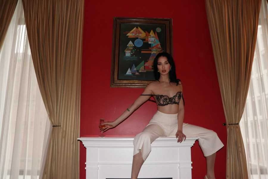 Photo 6 of Madame Laurence Fox