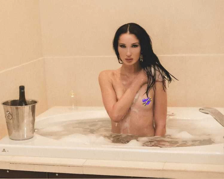 Photo 5 of Madame Laurence Fox